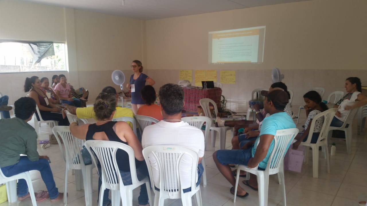 Professora Fabiana Anderson em conversa com os agricultores